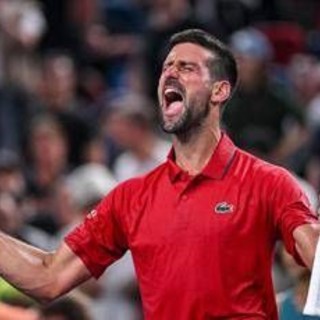 Djokovic si fa male ma vola ai quarti: Munar battuto a Shanghai