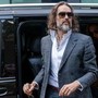 "Spietato e calcolatore con un insaziabile appetito sessuale": le durissime accuse in tribunale a Russell Brand "Spietato e calcolatore con un insaziabile appetito sessuale": le durissime accuse in tribunale a Russell Brand