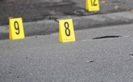 Spara tre volte contro la palazzina di fronte, poi si toglie la vita