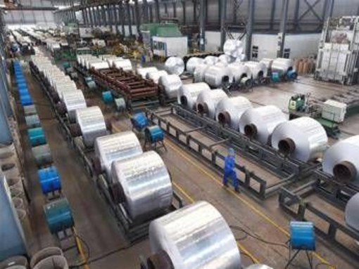 Stretto di Hormuz chiuso, non solo gas e petrolio ma anche un altro rischio: la crisi dell'alluminio Stretto di Hormuz chiuso, non solo gas e petrolio ma anche un altro rischio: la crisi dell'alluminio