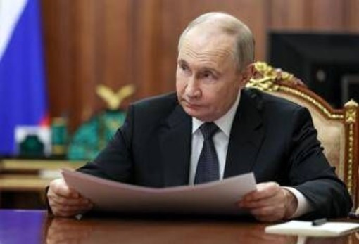 Ucraina, Putin attacca: &quot;Sanzioni? Occidente si danneggia da solo, idioti&quot;