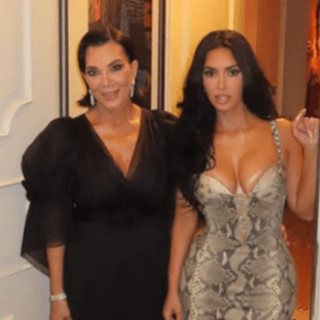 Kris Jenner ruba la scena alle nozze di Bezos: il 'glow up' a 69 anni e la somiglianza con Kim Kardashian