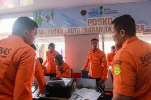 Indonesia, traghetto colpito da una tempesta nel Mar di Giava: un morto e 103 passeggeri salvati Indonesia, traghetto colpito da una tempesta nel Mar di Giava: un morto e 103 passeggeri salvati