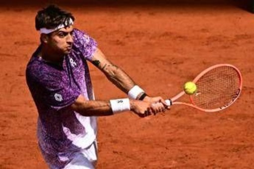Svajda si fa male, Cobolli corre ad aiutarlo: fair play al Roland Garros
