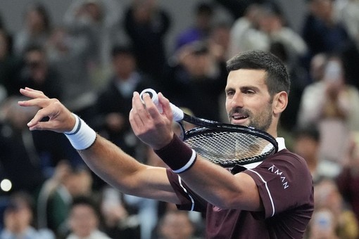 Djokovic vola in finale a Pechino, Medvedev squalificato
