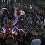 "Non respiro", polizia non crede a 18enne accoltellato a morte: caso scuote la politica, proteste in Gb