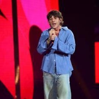 Rkomi annulla i concerti estivi e annuncia il tour nei teatri: il cambio di rotta