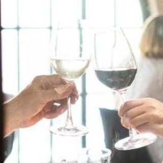 A cena con un'altra donna, moglie lo scopre da video spot ristorante e lo lascia A cena con un'altra donna, moglie lo scopre da video spot ristorante e lo lascia