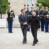 Macron con Zelensky “Europei pronti a fornire garanzie di sicurezza”