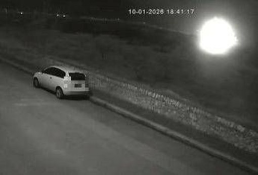 Il bagliore e poi il boato, il video: un meteorite è caduto in Puglia?