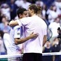 Zverev cade, Sonego lo aiuta a rialzarsi: fair play agli US Open Zverev cade, Sonego lo aiuta a rialzarsi: fair play agli US Open