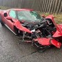 Perde il controllo sul bagnato e si schianta con la Ferrari da 300mila euro: lui illeso, l'auto a pezzi
