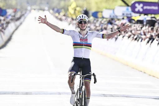 Pogacar vince il Giro delle Fiandre, Van der Poel ed Evenepoel sul podio Pogacar vince il Giro delle Fiandre, Van der Poel ed Evenepoel sul podio