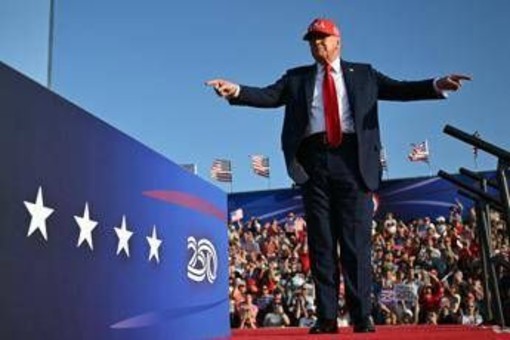 La minaccia dei dazi Usa pesa sull'Europa ma intanto gli affari di Trump vanno a gonfie vele