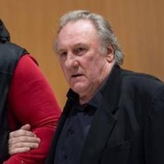 Francia, Gérard Depardieu condannato a 18 mesi per violenza sessuale