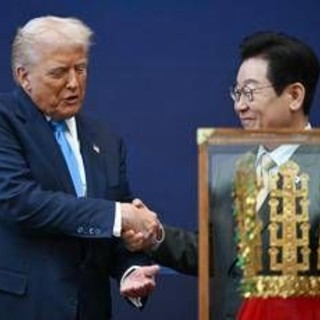 Trump 'incoronato' in Corea, un regalo da re per il presidente Trump 'incoronato' in Corea, un regalo da re per il presidente