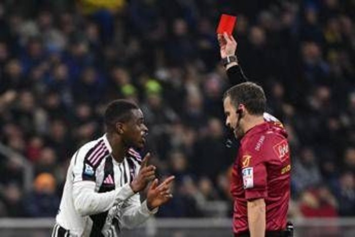 Kalulu espulso in Inter-Juve, Chivu difende arbitro: "Tocco c'è, mani bisogna tenerle in tasca" Kalulu espulso in Inter-Juve, Chivu difende arbitro: "Tocco c'è, mani bisogna tenerle in tasca"