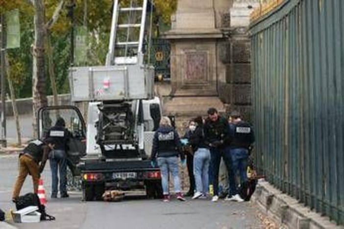 Louvre riapre ai visitatori. Darmanin: "Furto dà immagine pessima della Francia" Louvre riapre ai visitatori. Darmanin: "Furto dà immagine pessima della Francia"