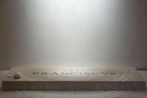Papa Francesco, la tomba e l''errore' che fa discutere: la foto