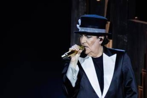 Renato Zero ferma il concerto e abbraccia Enrica Bonaccorti (in platea): la dedica speciale