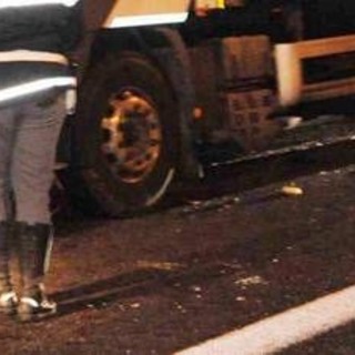 Genova, tir investe pedone e lo uccide trascinandolo per un chilometro