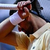 Roland Garros, tifosi Djokovic gridano al complotto: "Perchè Sinner gioca la sera?"