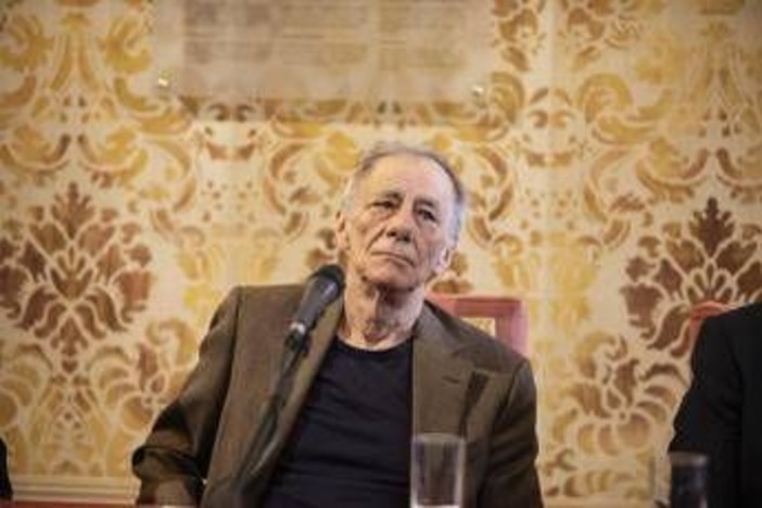 Roberto Vecchioni si prende un'altra pausa: "Statemi vicino"