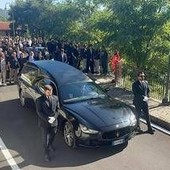 Operaio morto al Colosseo, folla ai funerali di Andrea Moretti: presente anche il ministro Giuli Operaio morto al Colosseo, folla ai funerali di Andrea Moretti: presente anche il ministro Giuli