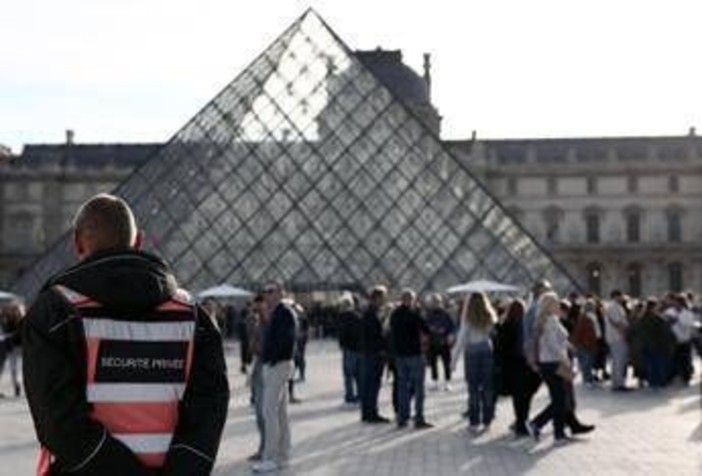 Furto al Louvre, procura Parigi annuncia 5 nuovi arresti