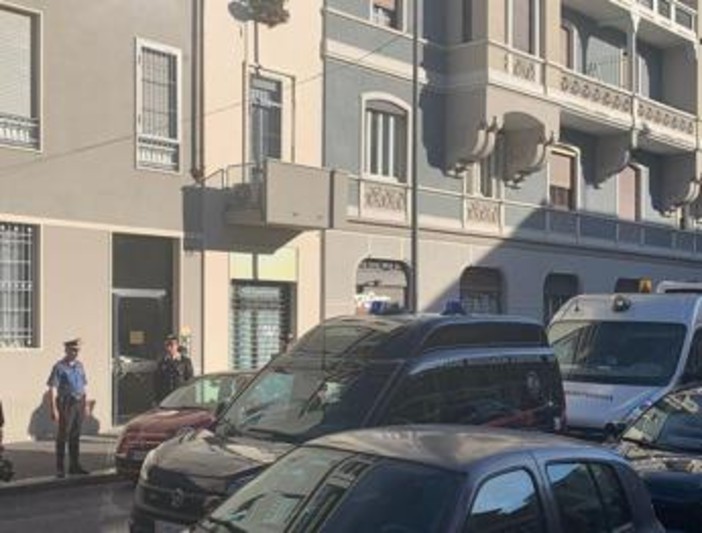 Milano, uomo trovato morto in un appartamento: ferite alla testa, ipotesi omicidio Milano, uomo trovato morto in un appartamento: ferite alla testa, ipotesi omicidio