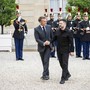 Macron con Zelensky “Europei pronti a fornire garanzie di sicurezza”