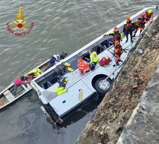 Bus turistico precipita dal ponte in centro a Torino, morto autista