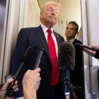 Navi Usa in fiamme e propaganda, Trump: "L'Iran vince le guerre solo con l'IA" Navi Usa in fiamme e propaganda, Trump: "L'Iran vince le guerre solo con l'IA"