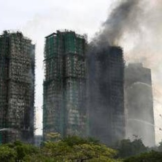 Hong Kong, almeno 55 i morti del maxi incendio: soccorritori cercano sopravvissuti