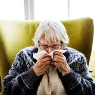 Influenza, Andreoni: "Stare riguardati e idratati, no ad antibiotici se non prescritti"