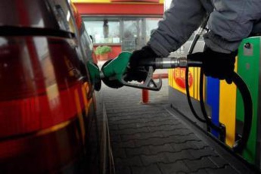 Carburanti, prezzo benzina a 1,986 euro a litro. Diesel sopra i 2 euro