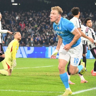 Il Napoli batte 2-1 la Juve e torna in vetta, doppietta di Hojlund