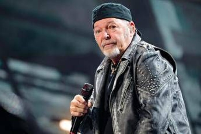 Vasco Rossi furioso con un fan: "Non sono infame, è una fake vergognosa"