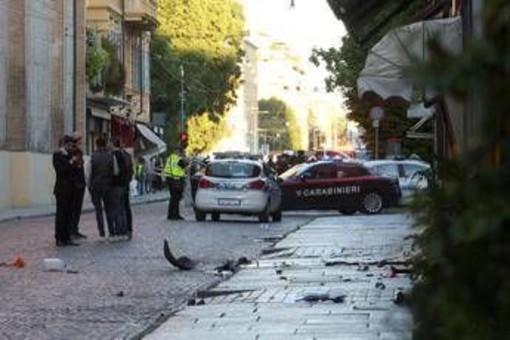 Auto sulla folla a Modena, gravi ma stabili le condizioni di quattro feriti