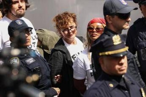 Proteste all'Onu contro Netanyahu, fermata Susan Sarandon Proteste all'Onu contro Netanyahu, fermata Susan Sarandon