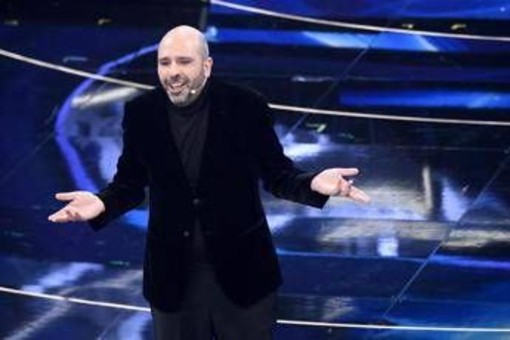 Dono di Natale da Checco Zalone, stasera videomessaggio su Mediaset a reti unificate Dono di Natale da Checco Zalone, stasera videomessaggio su Mediaset a reti unificate