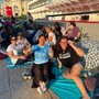 Venezia 83, l'attesa dei fan per gli Oasis: "Qui dall'alba per i fratelli Gallagher"