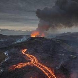 Islanda, erutta vulcano Sundhnukur: evacuati abitanti Grindavik dopo 130 scosse sismiche