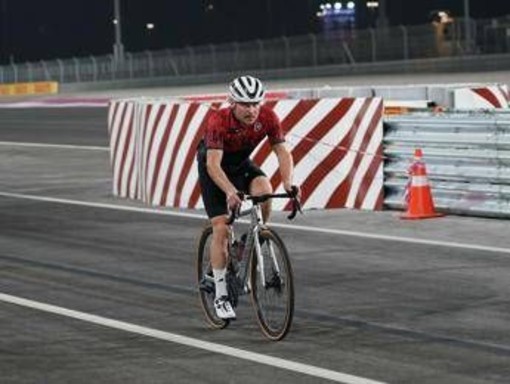 Dalle quattro ruote ai pedali: Bottas va da Sepang a Singapore in bici