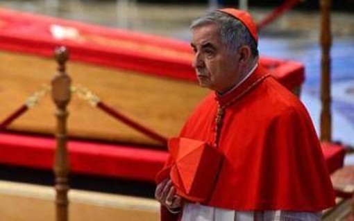 Conclave, il passo indietro di Becciu: &quot;Obbedisco al Papa, non entrerò&quot;