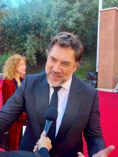 Festa Roma: Javier Bardem show, infiamma il red carpet e si siede al posto dei fotografi