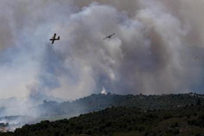 Incendi in Europa, emergenza in Francia e in Spagna: nei Pirenei bruciati 1.500 ettari Incendi in Europa, emergenza in Francia e in Spagna: nei Pirenei bruciati 1.500 ettari