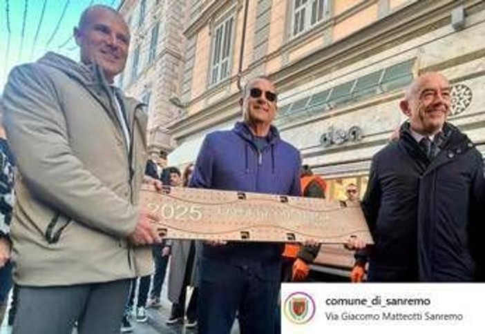 Sanremo, Carlo Conti posa la targa per Olly nella 'Walk of Fame' del Festival Sanremo, Carlo Conti posa la targa per Olly nella 'Walk of Fame' del Festival
