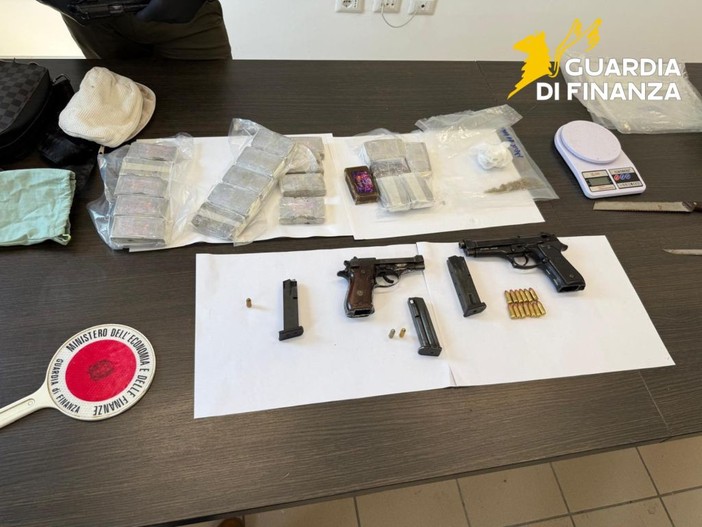 Napoli, sequestrati a Casavatore 2 kg di hashish e tre pistole. Un arresto