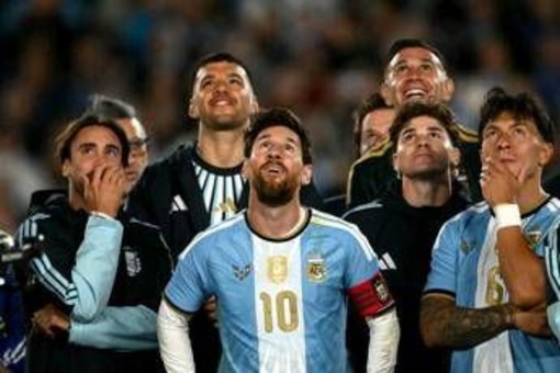 Messi, i regali per l’addio all’Argentina: dal 'bracciale della leggenda' ai cartellini dell'arbitro e... la Coppa America